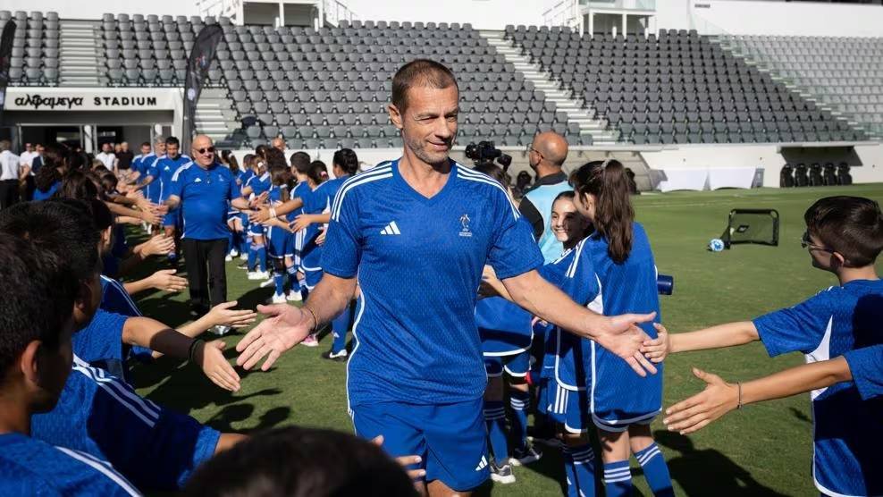 欧足联-菲戈、切费林参加欧足联草根周活动欧足联，与90多名儿童一同踢球