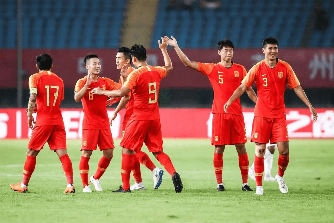 中国足球-突发！媒体人点评国足引爆争议：中国足球成大笑话中国足球，球迷骂声一片