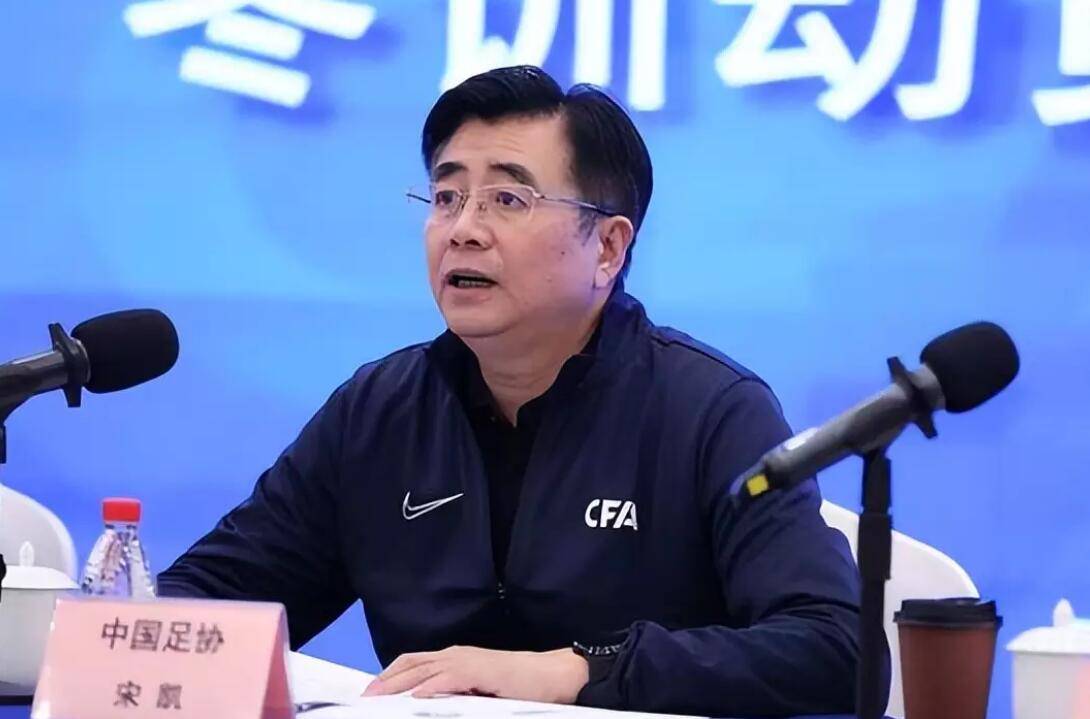 中国足球-如今中国足球处在历史低谷中国足球，霍启刚VS宋凯：谁能拯救中国足球？